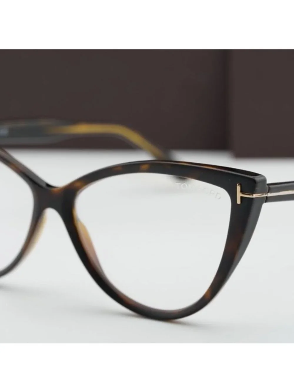 Tom Ford model ft5843
